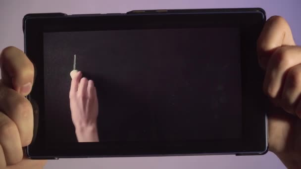 Tablet pc σε αντρικά χέρια με ψηφία πέντε και τέσσερα και εννέα. Εκπαίδευση κατ 'οίκον — Αρχείο Βίντεο