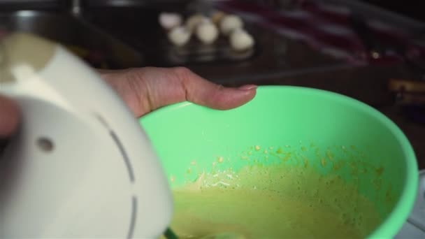 Detailní záběr ženy připravující omeletu a míchání Whisk vejce s elektrickým mixérem — Stock video