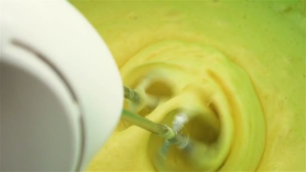 Gros plan scène vidéo de mélangeur électrique bat oeuf jaune pour faire l'un des ingrédients de délicieux plat au ralenti — Video