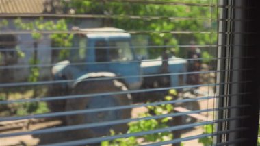 İşlem sonrası atıkları temizlemek için römork varili ve sistemi olan traktör.