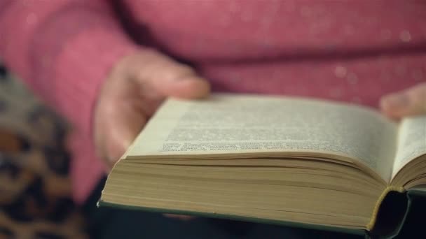 Närbild av gamla kvinnor händer bläddra igenom sidor vintage bok — Stockvideo