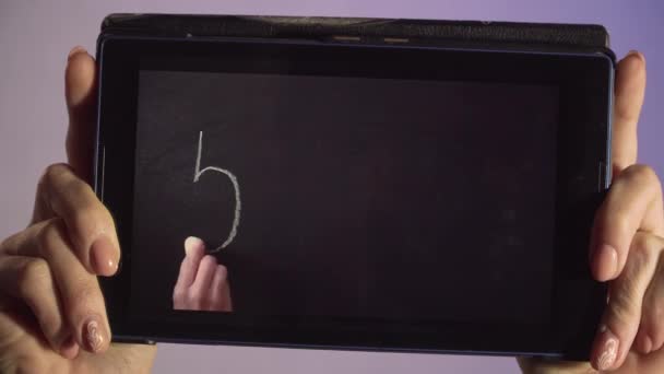 Fiatal nő kezében tabletta pc ahol a képernyőn megmutatja, hogyan kell megoldani matematikai egyenletek példákkal — Stock videók