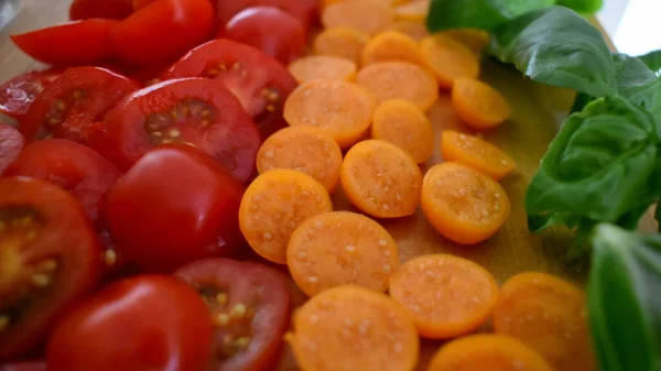 Kleine Rode Kerstomaten Gele Vruchten Van Eetbare Physalis Groene Basilicumbladeren — Stockfoto