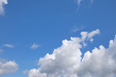 Beyaz bulutlu mavi gökyüzü