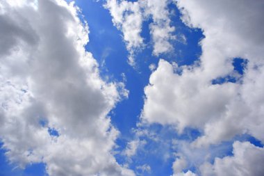 Beyaz bulutlu mavi gökyüzü