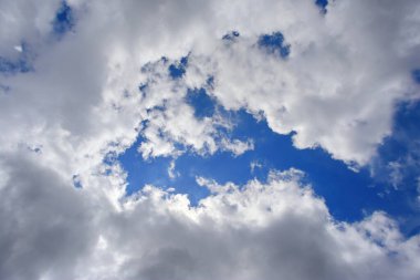 Beyaz bulutlu mavi gökyüzü