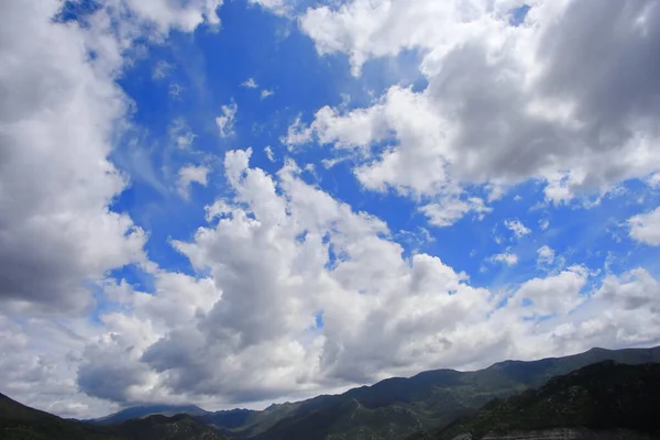 白い雲と青い空 — ストック写真