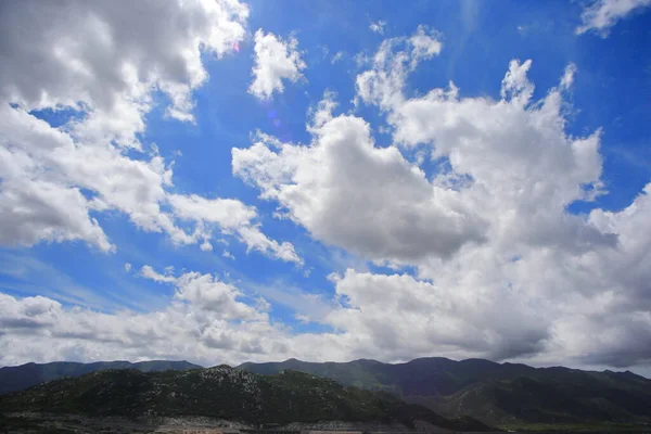 Blå Himmel Med Vita Moln — Stockfoto