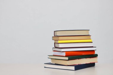 Beyaz arkaplan üzerine kitap yığını
