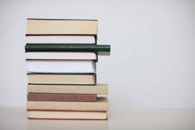 Beyaz arkaplan üzerine kitap yığını