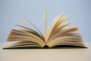 Kütüphanedeki masada kitabı aç