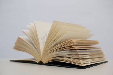 Kütüphanedeki masada kitabı aç