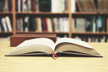 Kütüphanedeki masada kitabı aç