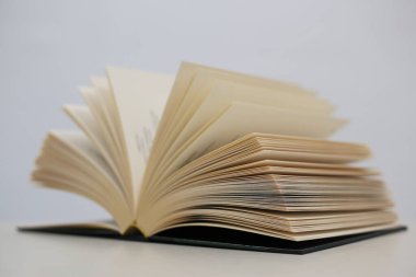 Kütüphanedeki masada kitabı aç