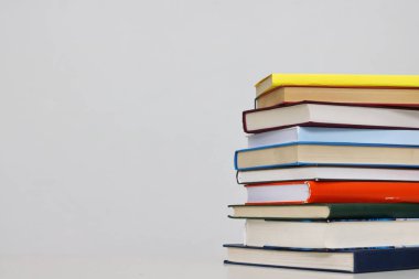 Beyaz arkaplan üzerine kitap yığını