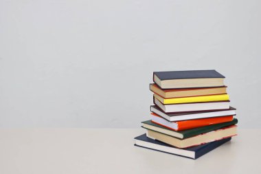 Beyaz arkaplan üzerine kitap yığını
