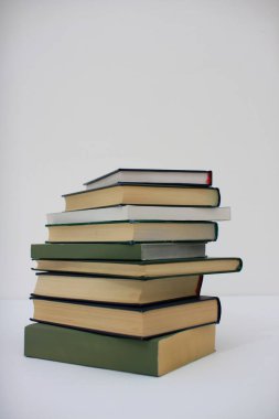 Beyaz arkaplan üzerine kitap yığını