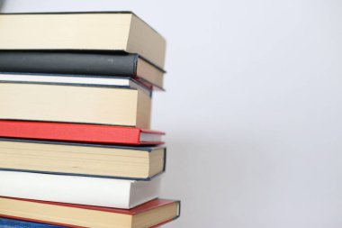Beyaz arkaplan üzerine kitap yığını