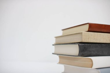 Beyaz arkaplan üzerine kitap yığını