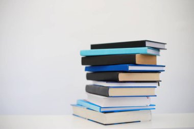 Beyaz arkaplan üzerine kitap yığını