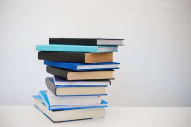 Beyaz arkaplan üzerine kitap yığını