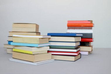 Beyaz arkaplan üzerine kitap yığını