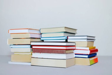 Beyaz arkaplan üzerine kitap yığını