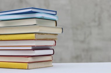 Gri arkaplan üzerine kitap yığını