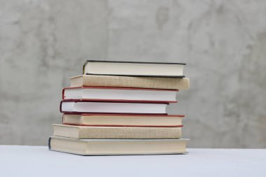 Gri arkaplan üzerine kitap yığını
