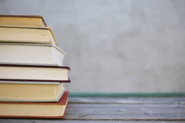 Gri arkaplan üzerine kitap yığını