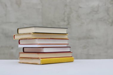 Gri arkaplan üzerine kitap yığını