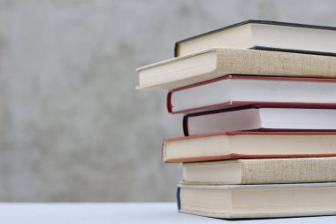 Gri arkaplan üzerine kitap yığını