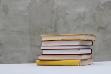 Gri arkaplan üzerine kitap yığını