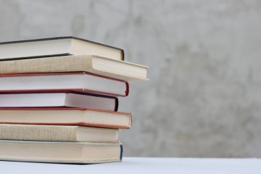 Gri arkaplan üzerine kitap yığını