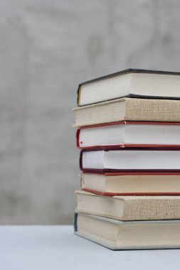 Gri arkaplan üzerine kitap yığını
