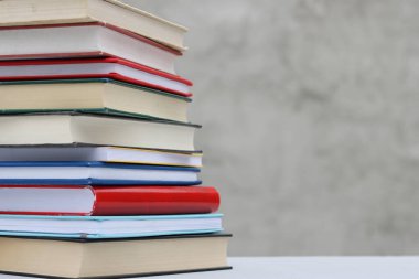 Gri arkaplan üzerine kitap yığını