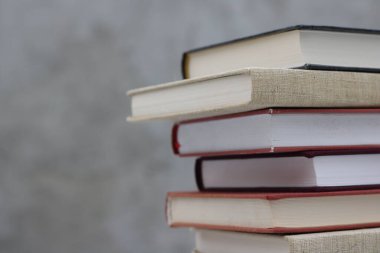 Gri arkaplan üzerine kitap yığını