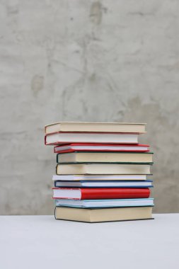 Gri arkaplan üzerine kitap yığını