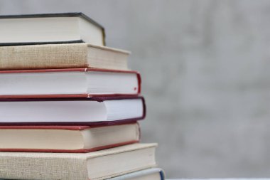 Gri arkaplan üzerine kitap yığını