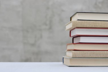 Gri arkaplan üzerine kitap yığını