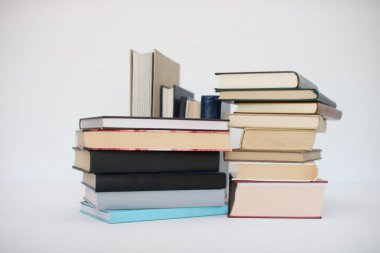 Beyaz üzerine kitap yığını