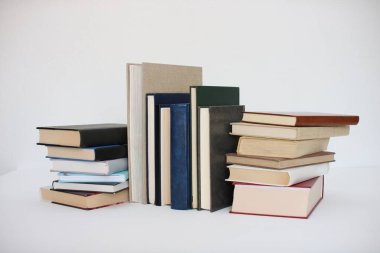 Beyaz üzerine kitap yığını