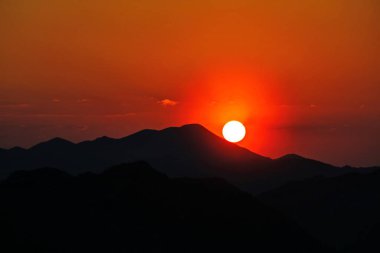 Hırvatistan 'ın Dalmatina kentinin Vrgorac kentinde gün batımı