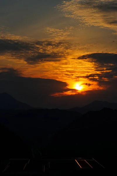 Захід Сонця Серед Хмар Над Горами — стокове фото