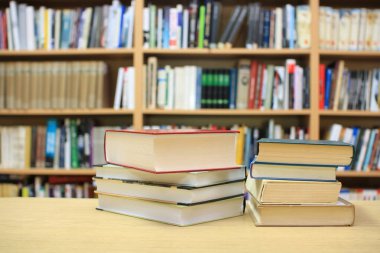  Kütüphanede kitap yığını