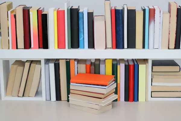 Bücher Regal Der Bibliothek — Stockfoto