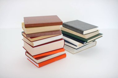 Beyaz arkaplan üzerine kitap yığını