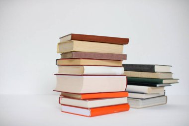 Beyaz arkaplan üzerine kitap yığını