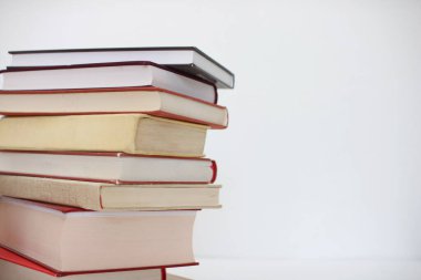 Beyaz arkaplan üzerine kitap yığını