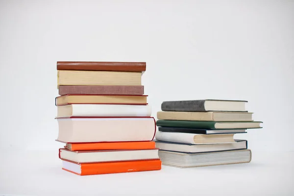 Beyaz arkaplan üzerine kitap yığını